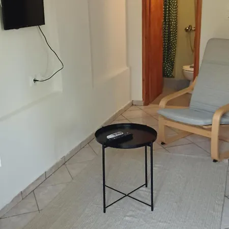 Simplicity At Iris Apartman *